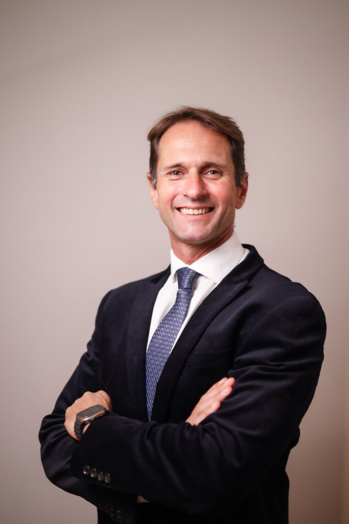 O Dr. Pablo Mariotti Werlang é médico ortopedista e traumatologista, com especialização em cirurgia da coluna vertebral, atende em Novo Hamburgo (RS)